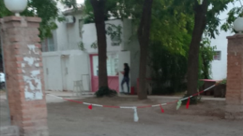 vale todo: estacionan sobre jardines y garajes privados para ir a la fiesta de la confluencia vale todo: estacionan sobre jardines y garajes privados para ir a la fiesta de la confluencia