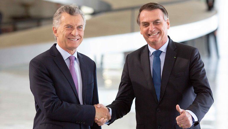 Los Bolsonaro se suben a la ola de apoyos a Macri