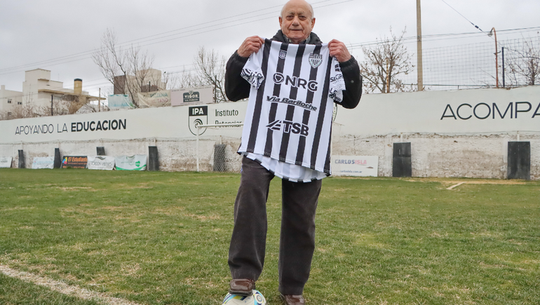 Omar Perales en La Visera y con la camiseta de Cipolletti. Historia pura. 