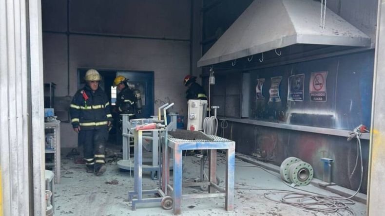 El incendio de un taller alertó a los trabajadores del Parque Industrial. | LM Neuquen El incendio de un taller alertó a los trabajadores del Parque Industrial.