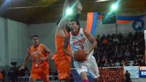 Independiente cayó ante Deportivo Roca en el polideportivo Gimena Padín. En la última, todo el Rojo pidió falta sobre González. 