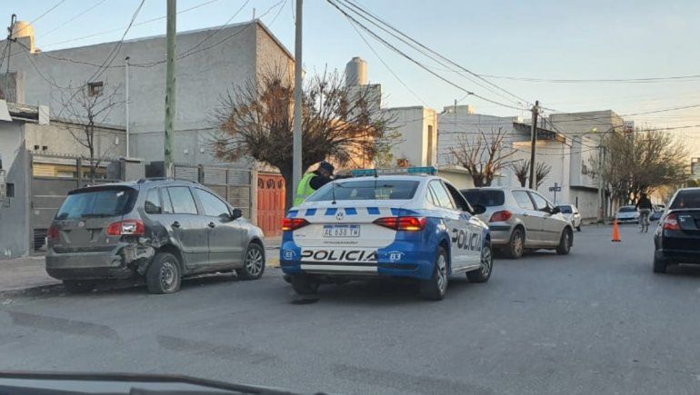 Chocó un auto estacionado, huyó y dejó el suyo abandonado
