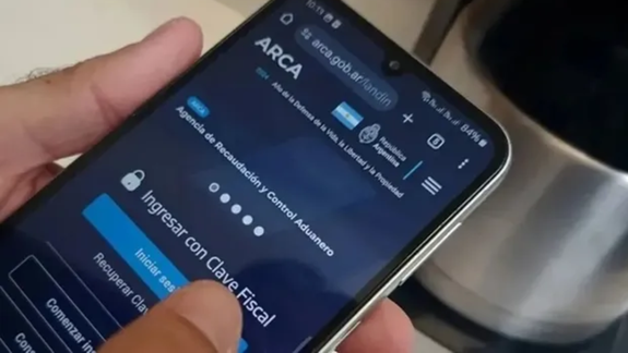 Embargaron a la supuesta contadora que usaba la cuenta de un cliente para pagar millones a ARCA