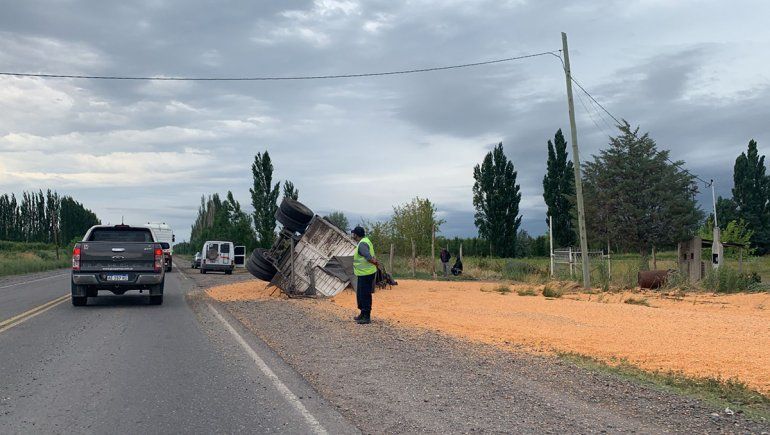 Ruta 22: se le desprendió el acoplado y la banquina quedó cubierta en maíz