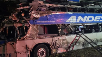 Un grave choque entre un colectivo y un camión dejó cuatro muertos y 20 heridos. Un grave choque entre un colectivo y un camión dejó cuatro muertos y 20 heridos.