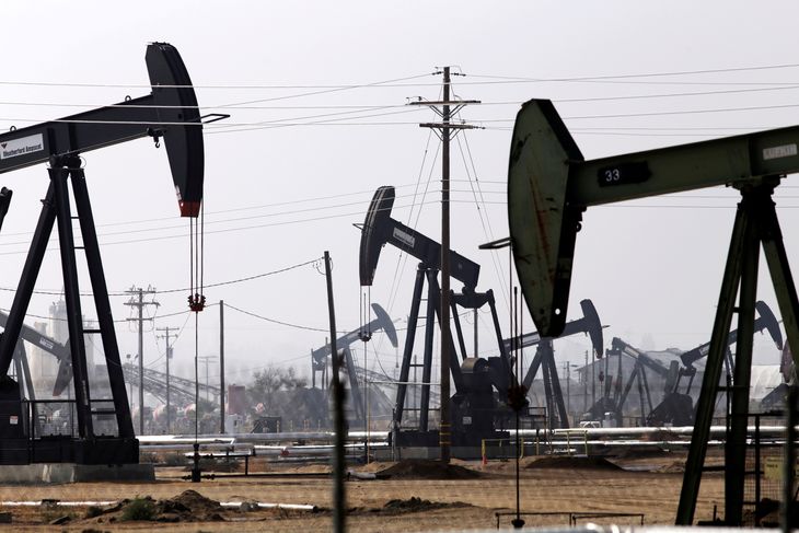 FOTO DE ARCHIVO: Perforadoras de petróleo son fotografiadas en el campo petrolero de Kern River en Bakersfield, California. 9 de noviembre de 2014. REUTERS/Jonathan Alcorn