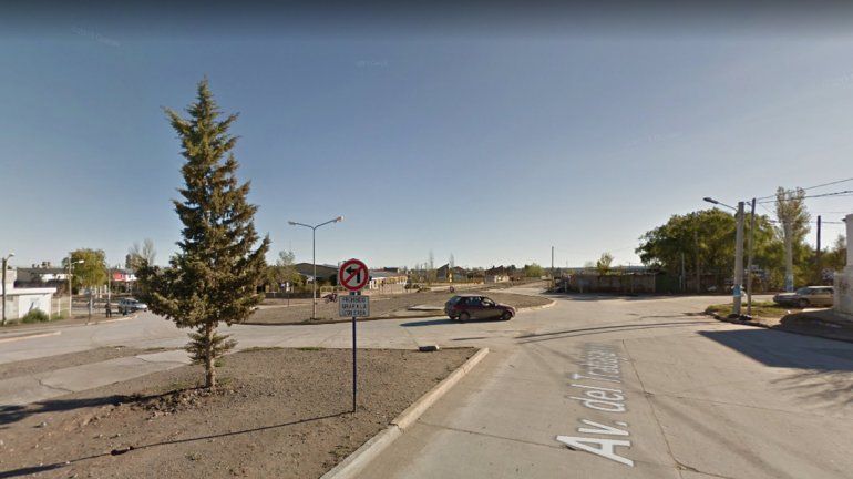 Retuvieron al conductor borracho que les chocó las camionetas estacionadas