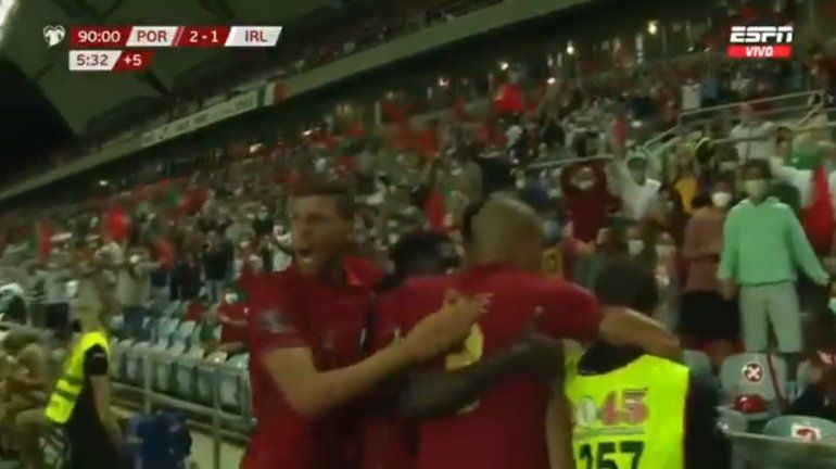 Ronaldo batió un récord de selección y lo festejó hasta con la seguridad