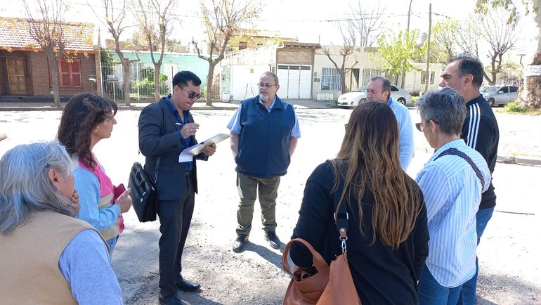 Representantes de la Defensoría del Pueblo, durante una recorrida en La Sirena por desbordes cloacales. Representantes de la Defensoría del Pueblo, durante una recorrida en La Sirena por desbordes cloacales.