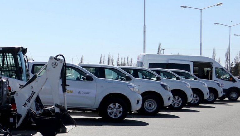 Incorporan un minibús turístico, camionetas y maquinarias a la Muni