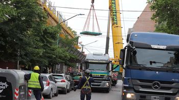 Una grua complicó el tránsito matutino de la calle Belgrano en Neuquén / Foto Una grua complicó el tránsito matutino de la calle Belgrano en Neuquén / Foto