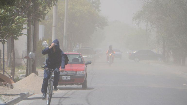 El viento fuerte llega a la región y la nieve, a la cordillera