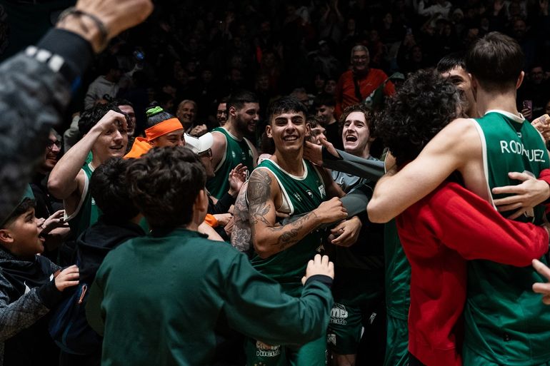 Ferro celebró el triunfo con un triple histórico
