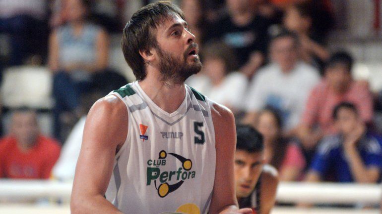 El festejo de los jugadores con los hinchas en el final.