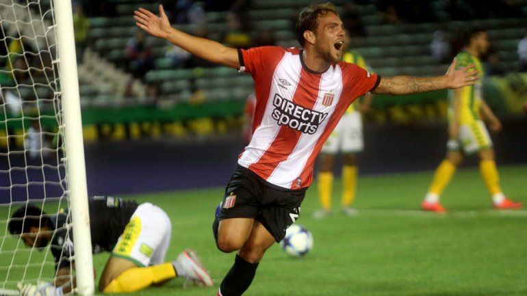 Estudiantes goleó 4 a 1  a Aldosivi y le mete presión a Boca