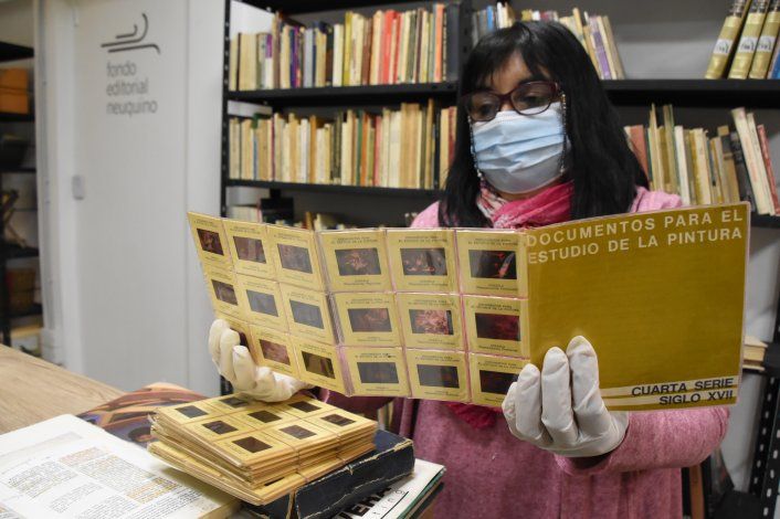 Diapositivas sobre obras de arte del siglo XVII que pertenecían al escultor y pintor Jorge Michelotti.