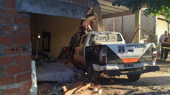 Patrullero se incrustó en una casa y mató a un hombre 