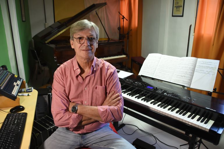 De vender autos a dirigir la orquesta de tango neuquina