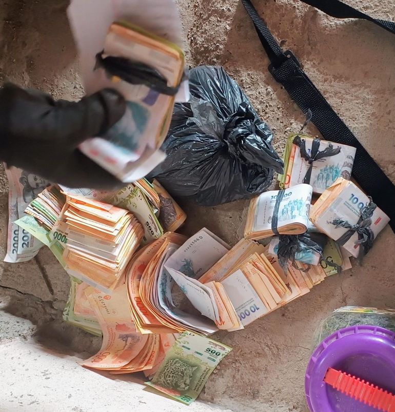 Las bandas narcos mueven mucho dinero y tienen mucho poder de fuego. Las bandas narcos mueven mucho dinero y tienen mucho poder de fuego.