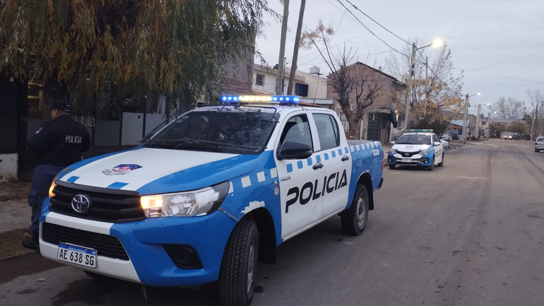 Violencia en el oeste: tiroteó una casa con un chaleco antibalas y desde una camioneta