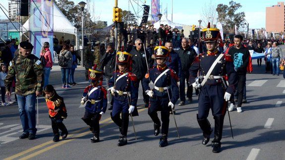 ni el viento freno el gran desfile por el aniversario de la ciudad