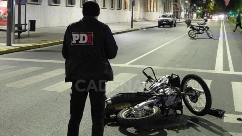 Murió un policía que escoltaba un traslado de órganos: chocó su moto contra un auto