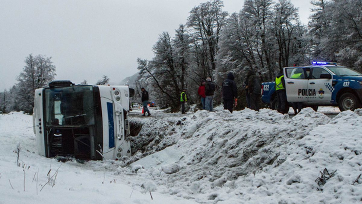 Volcó un micro en la Ruta de los Siete Lagos: 20 heridos