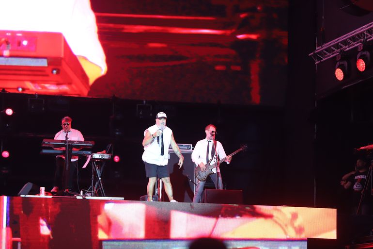 El mono de Kapanga bebió agua del Limay, volvió a Neuquén y la rompió en la Fiesta de la Confluencia