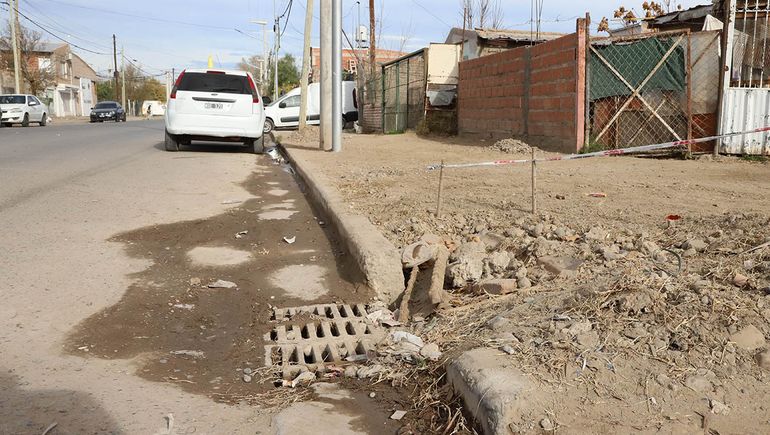 Un foco de infección, denuncian que una familia conectó sus cloacas con la boca de tormenta