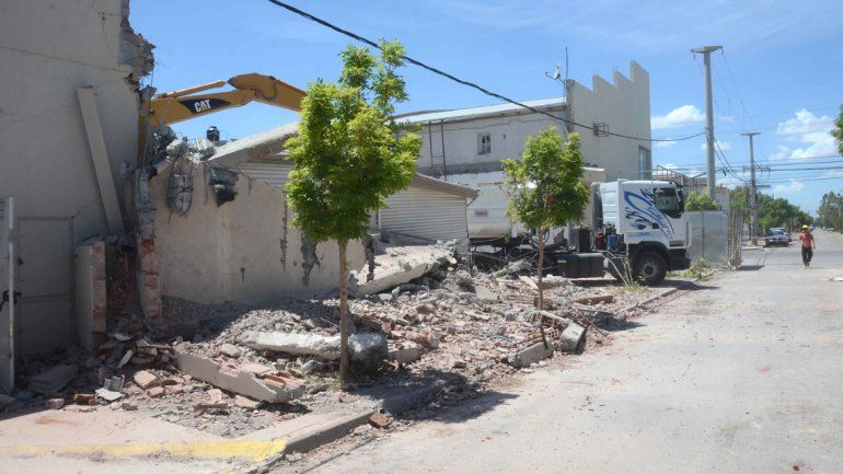 Camiones y grúas trabajaron intensamente durante los últimos días para retirar todos los escombros. Sólo resta abrir la calle Ortega y Gasset.