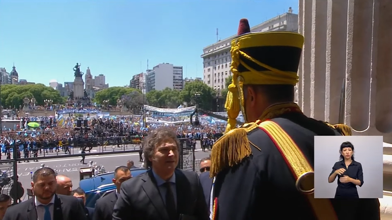 Viva la libertad carajo, el mensaje de Javier Milei al firmar el libro de actas