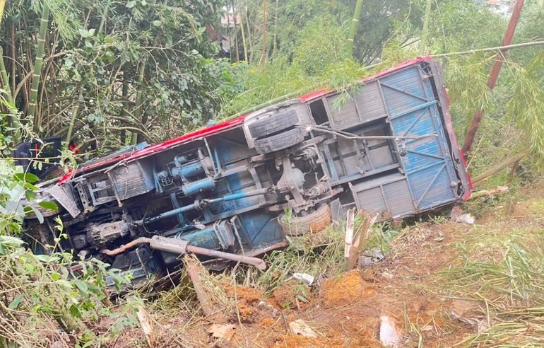 El colectivo quedó volcado tras un violento descenso por un barranco en Medellín: solo hubo 12 heridos. El colectivo quedó volcado tras un violento descenso por un barranco en Medellín: solo hubo 12 heridos.