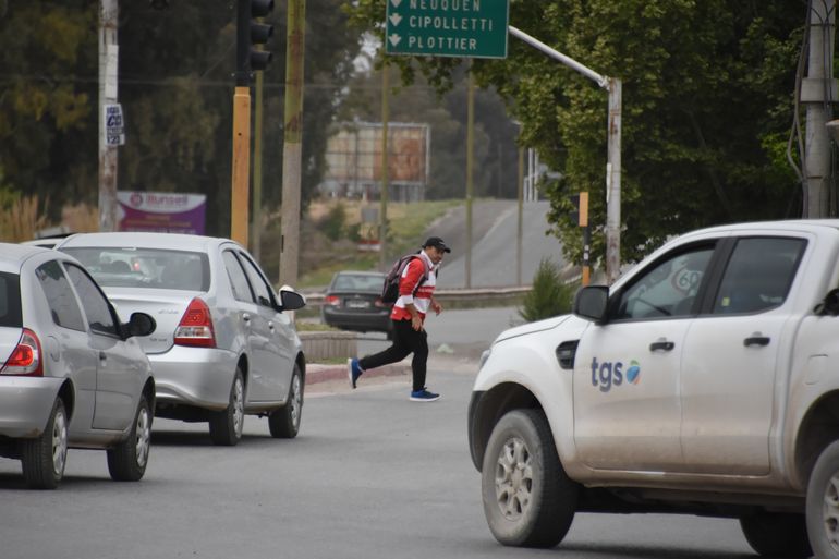 La ruta a Vaca Muerta pasa también por las ciudades de Centenario, donde los vehículos pasan a toda velocidad.