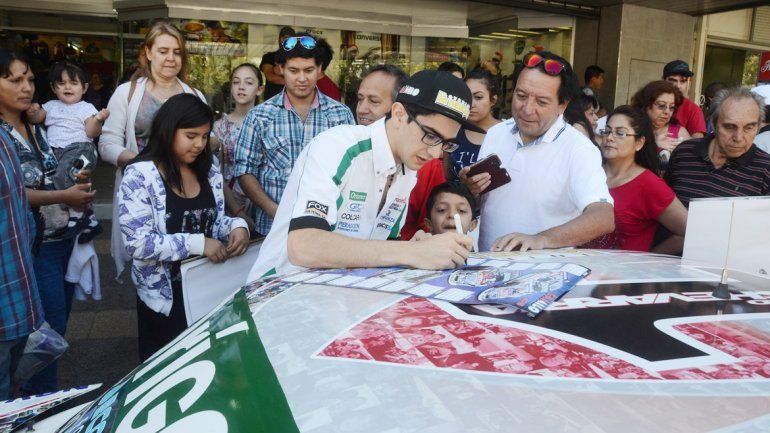 Camilo festejó en vísperas de Navidad con sus seguidores. Firmó autógrafos y les contó sus ilusiones para el 2016 en el Turismo Carretera.