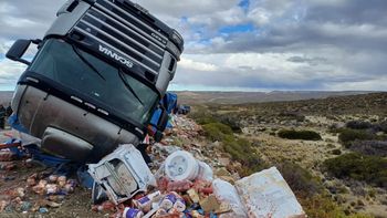 Volcó un camión con mercadería en Santa Cruz. Volcó un camión con mercadería en Santa Cruz.