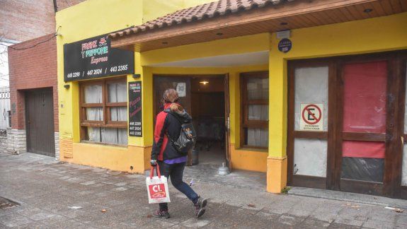 encapuchados se llevaron la caja fuerte de una pizzeria