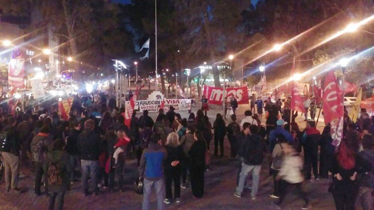 Marchan en el Monumento para reclamar justicia por Santiago Maldonado