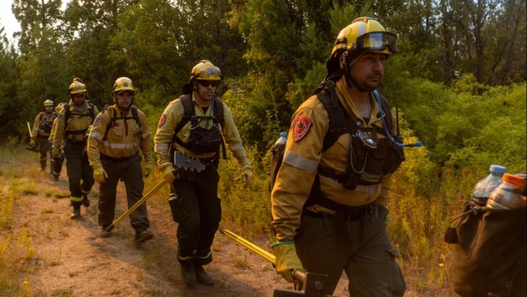 Brigadisas que combaten los incendios en Chubut. Brigadisas que combaten los incendios en Chubut.
