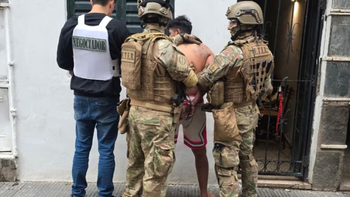 El Negro Juan es acusado de proveer de armas de fuego a un grupo de menores. El Negro Juan es acusado de proveer de armas de fuego a un grupo de menores.