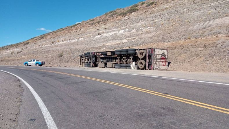 El camión de carga quedó tirado al costado de la ruta. | LM Neuquen El camión de carga quedó tirado al costado de la ruta.