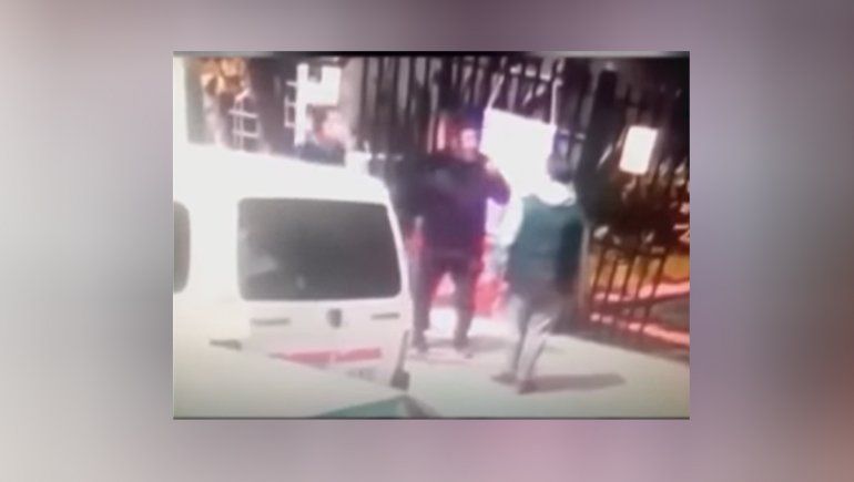 Padres terminaron a las piñas en un colegio por un audio de WhatsApp y uno perdió un ojo