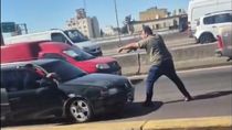 policia amenazo con un arma a un conductor por una discusion de transito