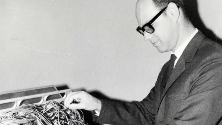 Ángel José, junto a la pimera IBM que tuvo la gobernación de Neuquén.