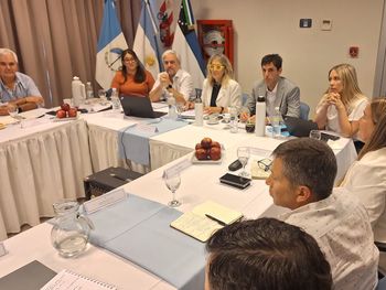 En una reunión clave en General Roca, productores y funcionarios acordaron avanzar en planes sanitarios, líneas de crédito y gestiones legislativas vinculadas al empleo. En una reunión clave en General Roca, productores y funcionarios acordaron avanzar en planes sanitarios, líneas de crédito y gestiones legislativas vinculadas al empleo.