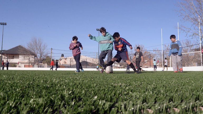 Harán 15 canchas de césped sintético en 2019 en la provincia