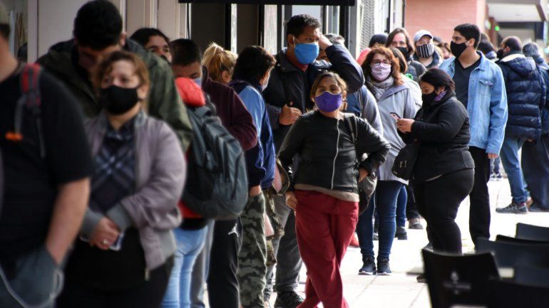 Largas filas para conseguir un certificado de obesidad para la vacunación