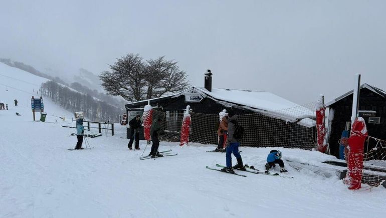 La nieve sorprendió y el Cerro Bayo abrió antes de tiempo: los precios de los pases