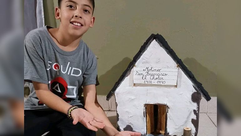 Félix Navarrete junto a su maqueta del molino