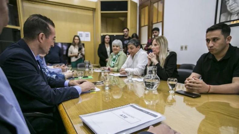 Paritarias del Gobierno con ATE: culminó el primer encuentro con estatales | LM Neuquen Paritarias del Gobierno con ATE: culminó el primer encuentro con estatales