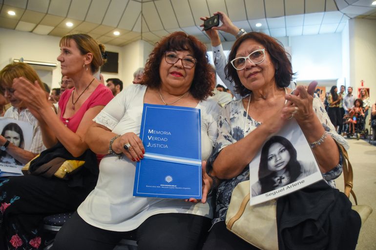 Familiares de Arlene Seguel recibieron el legajo cuando estudiaba la carrera de Servicio Social en la UNCo. Arlene tenia 21 años cuando fue secuestrada el 12 de junio de 1976 y continúa desaparecida.